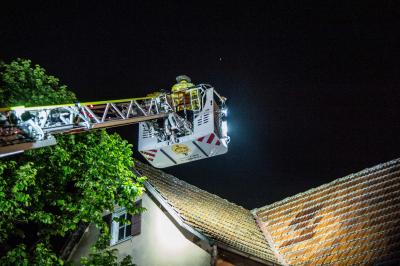 Unterensingen: Dachziegel drohten auf die Strasse zu fallen - Feuerwehr im Einsatz
